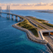 Travessia entre Dinamarca e Suécia começa com uma ponte de quase 8 km, atravessa uma ilha artificial e desaparece em 4 km de túnel sob o mar