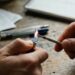 A tinta da caneta esferográfica ainda está cheia, mas recusa-se a escrever no papel? A pequena esfera de tungstênio está cimentada no metal