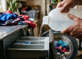 O erro ao usar amaciante nas roupas de academia que prende o cheiro de suor para sempre