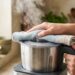 Foi bater sopa quente no liquidificador e a tampa explodiu voando longe? A expansão brutal do vapor exige um respiro