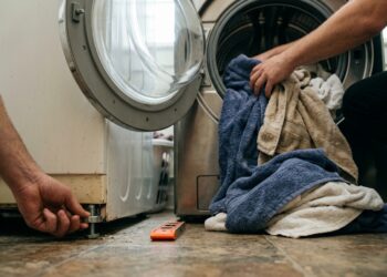 A máquina de lavar roupa dá solavancos estrondosos apenas em algumas lavagens? A centrifugação entrou em desequilíbrio centrífugo
