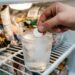 A técnica de prevenção mais eficiente sobre como o truque da moeda na geladeira salva seus alimentos do lixo